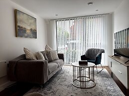 Stylish 2-bed Apt-private Parking-10mins to Centre