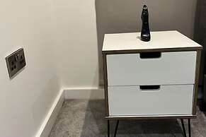 Stylish 2-bed Apt-private Parking-10mins to Centre