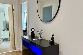 Stylish 2-bed Apt-private Parking-10mins to Centre