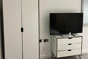 Stylish 2-bed Apt-private Parking-10mins to Centre