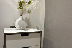Stylish 2-bed Apt-private Parking-10mins to Centre