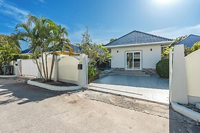 Poolside 3BR Near Top Attractions V174