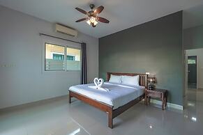 Poolside 3BR Near Top Attractions V174