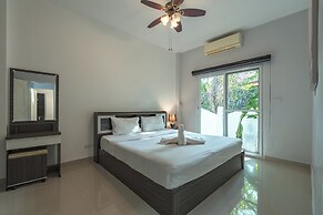 Poolside 3BR Near Top Attractions V174