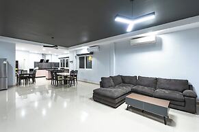 Poolside 3BR Near Top Attractions V174