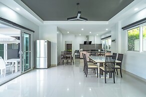 Poolside 3BR Near Top Attractions V174