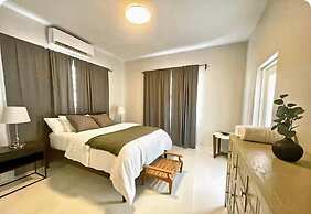 Breathtaking 3-Br Beachside Apt