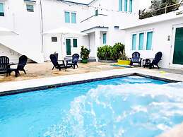 Pool Close to the Shore Complimentary Treats