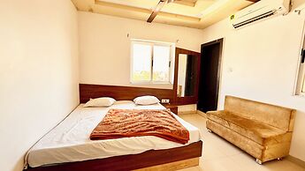 Hotel Dwarkadhish -near Station & Temple
