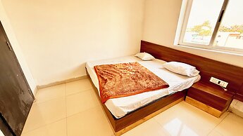 Hotel Dwarkadhish -near Station & Temple