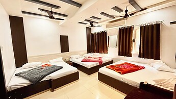 Hotel Dwarkadhish -near Station & Temple