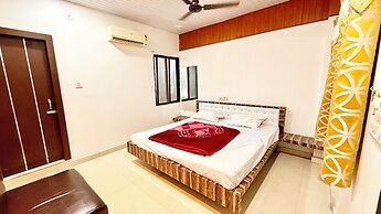 Hotel Dwarkadhish -near Station & Temple