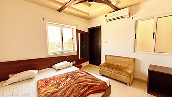 Hotel Dwarkadhish -near Station & Temple