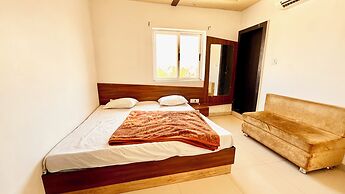 Hotel Dwarkadhish -near Station & Temple