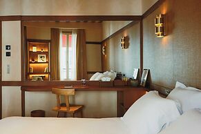 Confidential Room 5, a Stone's Throw From the Louvre