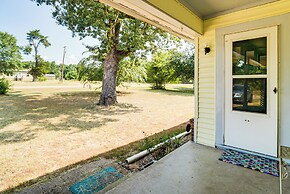 Screened Patio + Fire Pit: Peaceful Marshall Home