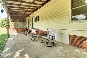 Screened Patio + Fire Pit: Peaceful Marshall Home