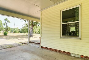Screened Patio + Fire Pit: Peaceful Marshall Home