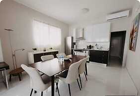 Luxurious Beachside 3-Br Apt
