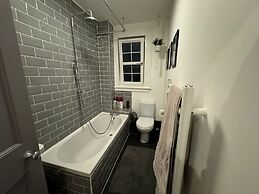 Stirling Haven: Charming 3B Apt In City Centre