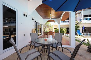 1BR Apt Poolside Near Yanui Beach V201