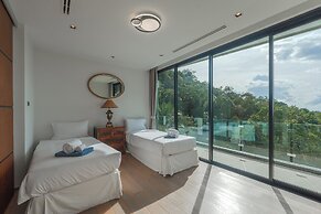 4BRHilltop Villa Pool Views Jacuzzi V203