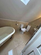2 Bed Apartment - Sleeps 4 - Parking - Wifi