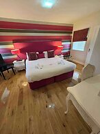 2 Bed Apartment - Sleeps 4 - Parking - Wifi