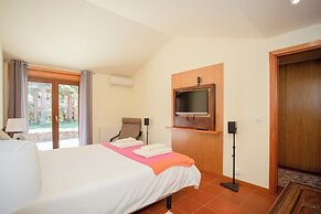 Liiiving in Caminha Countryside Pool House