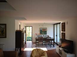 Liiiving in Caminha Oak Tree Chill House