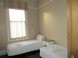 Valmai House & Motel