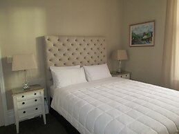 Valmai House & Motel