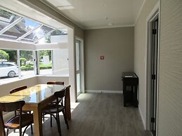 Valmai House & Motel