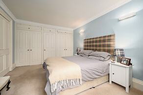 Elegant 3-Bedroom Flat in West End