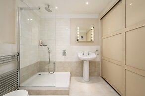 Elegant 3-Bedroom Flat in West End