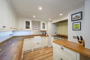 Elegant 3-Bedroom Flat in West End