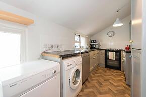 3-bed Seaside Haven - Sleeps 7 & Pet Friendly