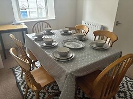 3-bed Seaside Haven - Sleeps 7 & Pet Friendly