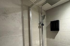 Central Apartment - Sleeps 2 & Private Patio