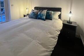 Central Apartment - Sleeps 2 & Private Patio