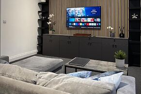 Central Apartment - Sleeps 2 & Private Patio
