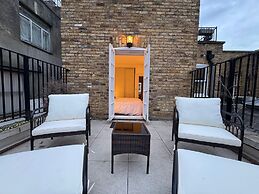 Central Apartment - Sleeps 2 & Private Patio