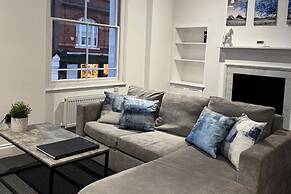 Central Apartment - Sleeps 2 & Private Patio