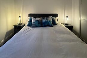 Central Apartment - Sleeps 2 & Private Patio