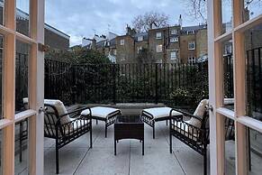 Central Apartment - Sleeps 2 & Private Patio