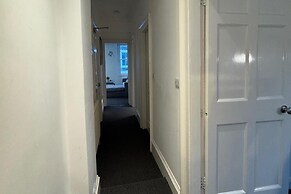 Central Apartment - Sleeps 2 & Private Patio