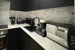 Central Apartment - Sleeps 2 & Private Patio
