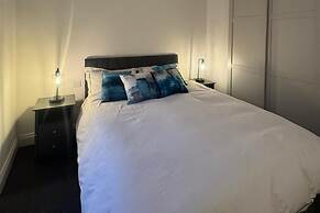 Central Apartment - Sleeps 2 & Private Patio