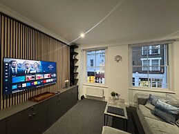 Central Apartment - Sleeps 2 & Private Patio