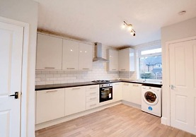 House - Sleeps 4-6 - Parking - Pet Friendly